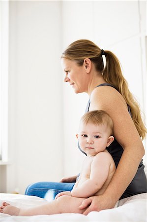 simsearch:649-06716787,k - Mother sitting with baby girl on bed Stock Photo - Premium Royalty-Free, Code: 6122-07706134