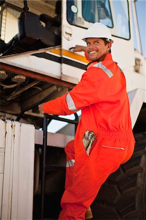 regarder en arrière - Worker climbing crane at oil refinery Photographie de stock - Premium Libres de Droits, Code: 6122-07706241