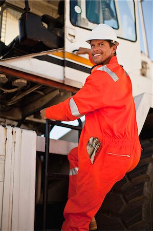 Worker climbing crane at oil refinery Foto de stock - Royalty Free Premium, Número: 6122-07706241