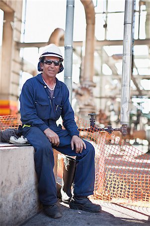 pétrolier - Worker sitting at oil refinery Photographie de stock - Premium Libres de Droits, Code: 6122-07706248