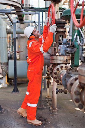 refinería - Worker adjusting gauge at oil refinery Foto de stock - Sin royalties Premium, Código: 6122-07706252