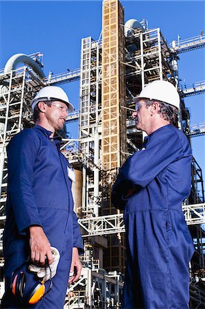 simsearch:6122-07706309,k - Workers talking at oil refinery Foto de stock - Sin royalties Premium, Código: 6122-07706254