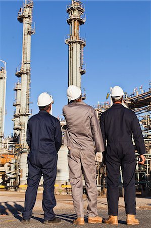 Workers standing at oil refinery Foto de stock - Royalty Free Premium, Número: 6122-07706259