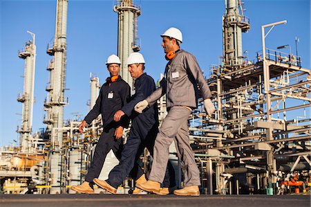 simsearch:6122-07706309,k - Workers walking at oil refinery Foto de stock - Sin royalties Premium, Código: 6122-07706260