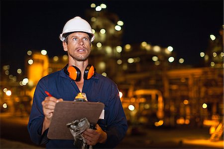 Worker with clipboard at oil refinery Foto de stock - Sin royalties Premium, Código: 6122-07706268