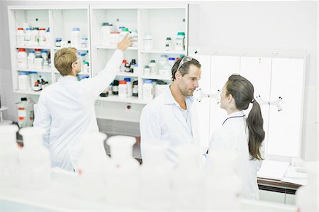 simsearch:6122-07706301,k - Scientists talking in lab Stock Photo - Premium Royalty-Free, Code: 6122-07706299