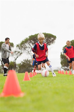Coach training childrens soccer team Photographie de stock - Premium Libres de Droits, Code: 6122-07706204