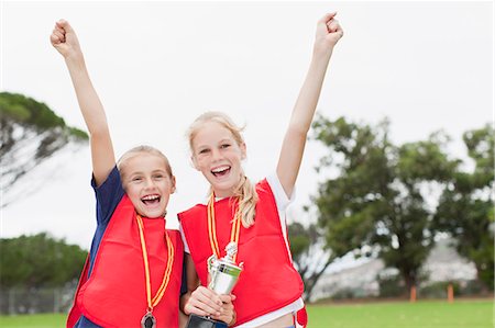 posieren - Children cheering with medal Stockbilder - Premium RF Lizenzfrei, Bildnummer: 6122-07706214