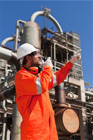 pétrolier - Worker with walkie talkie on site Photographie de stock - Premium Libres de Droits, Code: 6122-07706236