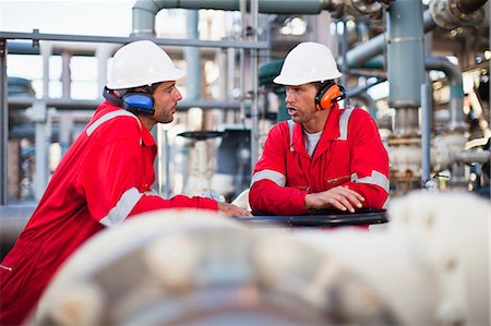 stabilité - Workers talking at chemical plant Photographie de stock - Premium Libres de Droits, Code: 6122-07706313