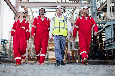 pétrolier - Workers walking at chemical plant Photographie de stock - Premium Libres de Droits, Code: 6122-07706311