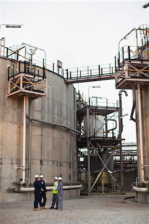 refinaria - Workers talking at chemical plant Foto de stock - Royalty Free Premium, Número: 6122-07706317