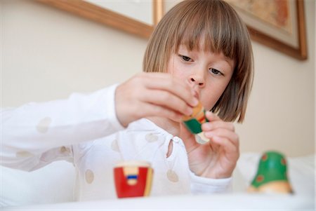 Girl playing with nesting doll Foto de stock - Sin royalties Premium, Código: 6122-07706415