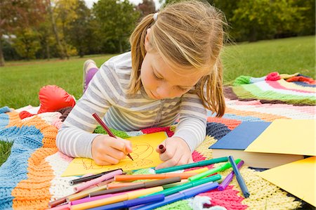 drawing a person lying down - Girl drawing on picnic blanket Stock Photo - Premium Royalty-Free, Code: 6122-07706557