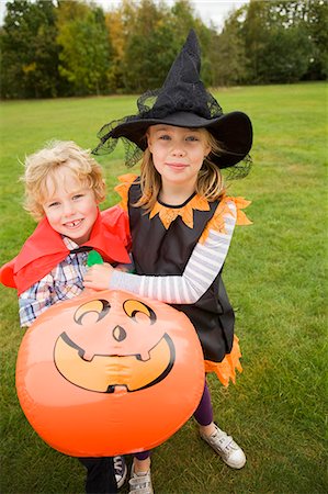 simsearch:6122-07707398,k - Children wearing Halloween costumes Photographie de stock - Premium Libres de Droits, Code: 6122-07706554