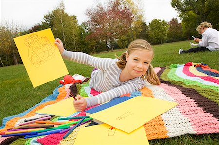 pigtail girl and brother - Girl drawing on picnic blanket Foto de stock - Sin royalties Premium, Código: 6122-07706559