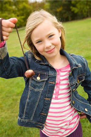 Girl playing with chestnut on string Foto de stock - Sin royalties Premium, Código: 6122-07706560