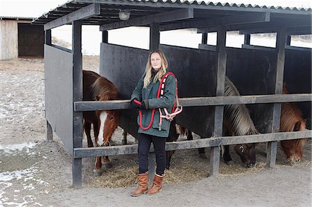 Woman tending to horses in stables Foto de stock - Sin royalties Premium, Código: 6122-07706517