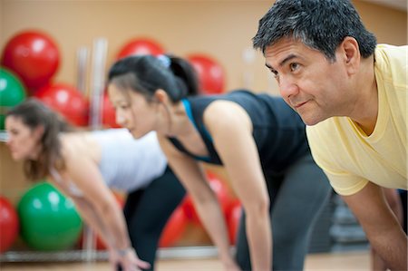 People practicing yoga in studio Photographie de stock - Premium Libres de Droits, Code: 6122-07706645