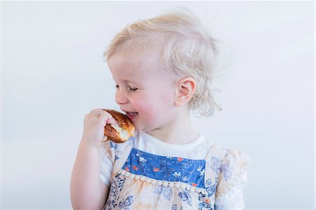 simsearch:614-02985024,k - Toddler girl eating pastry indoors Stockbilder - Premium RF Lizenzfrei, Bildnummer: 6122-07706767