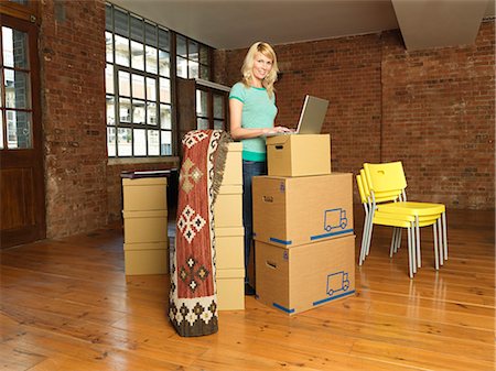 simsearch:6122-07698450,k - Woman with cardboard boxes in new home Photographie de stock - Premium Libres de Droits, Code: 6122-07706716