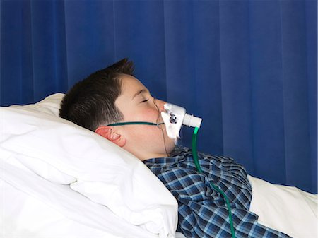 simsearch:6122-07699186,k - Boy wearing oxygen mask in hospital Photographie de stock - Premium Libres de Droits, Code: 6122-07706718