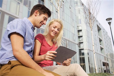 simsearch:6113-07565591,k - Couple using tablet computer on street Stock Photo - Premium Royalty-Free, Code: 6122-07706865