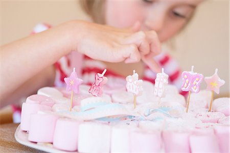 Girl examining decorated candies Photographie de stock - Premium Libres de Droits, Code: 6122-07706823