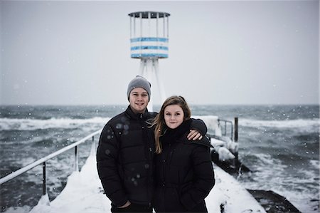 simsearch:6122-07693687,k - Couple hugging on snowy pier Stock Photo - Premium Royalty-Free, Code: 6122-07706955