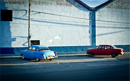 Vintage cars parked on city street Foto de stock - Sin royalties Premium, Código: 6122-07706916