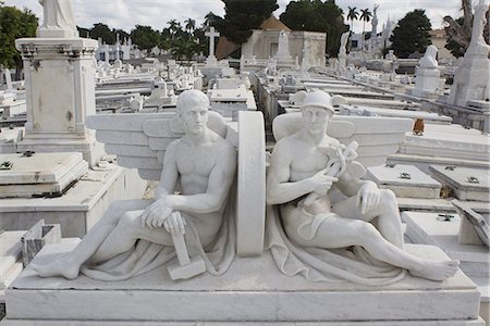 Statues in raised cemetery Photographie de stock - Premium Libres de Droits, Code: 6122-07706918