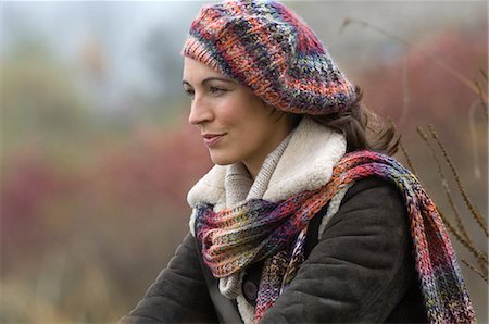 simsearch:400-07749657,k - Woman wearing knitted hat and scarf Photographie de stock - Premium Libres de Droits, Code: 6122-07707074