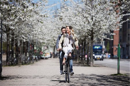 Man riding with girlfriend on bicycle Foto de stock - Sin royalties Premium, Código: 6122-07707092