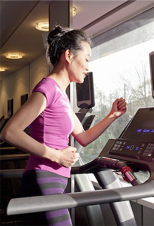 Woman running on treadmill in gym Foto de stock - Sin royalties Premium, Código: 6122-07707014