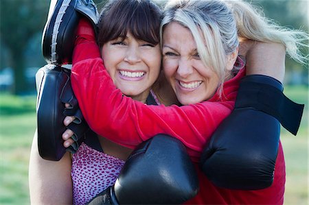 Boxer hugging coach outdoors Foto de stock - Sin royalties Premium, Código: 6122-07707029