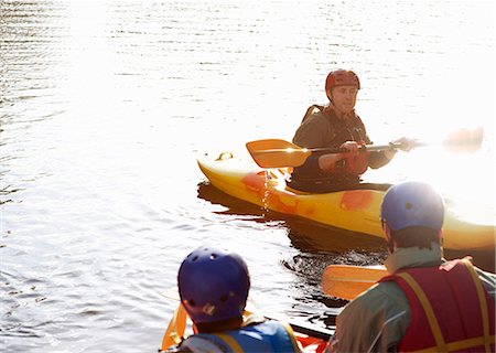 Teacher talking to students in kayaks Photographie de stock - Premium Libres de Droits, Code: 6122-07707039