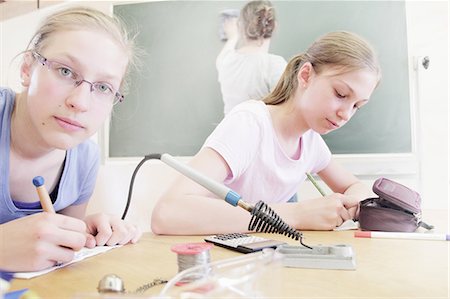 soudure - Students working in technology lab Photographie de stock - Premium Libres de Droits, Code: 6122-07707148