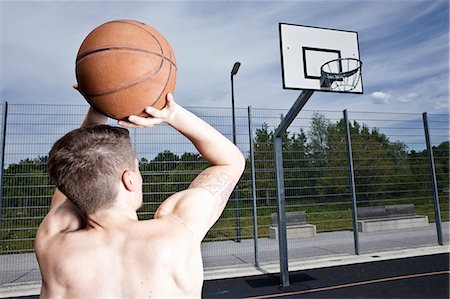 simsearch:6122-08229539,k - Man playing basketball on urban court Photographie de stock - Premium Libres de Droits, Code: 6122-07707182
