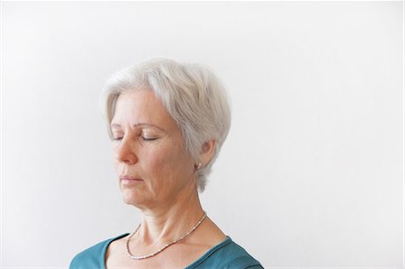 Close up of older womans face Photographie de stock - Premium Libres de Droits, Code: 6122-07707115