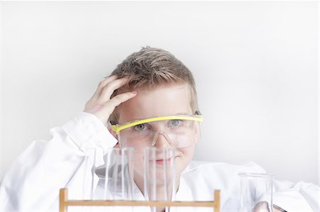 simsearch:649-06113650,k - Student wearing safety goggles in lab Photographie de stock - Premium Libres de Droits, Code: 6122-07707126