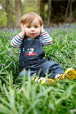 Boy covering his ears in meadow Foto de stock - Sin royalties Premium, Código: 6122-07707298