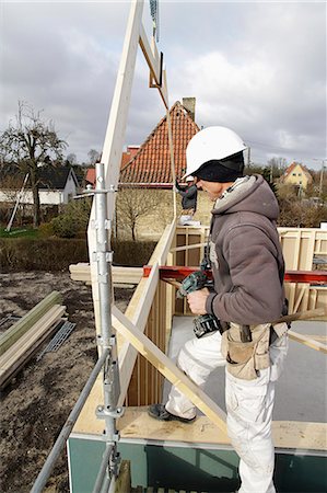 elektrobohrmaschinen - Builder at work on new structure Photographie de stock - Premium Libres de Droits, Code: 6122-07707212