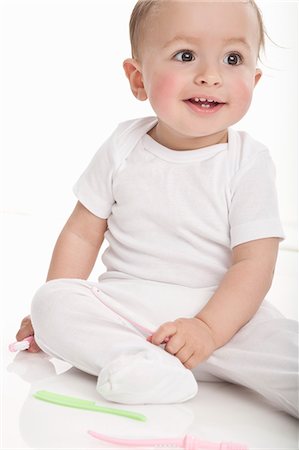 simsearch:614-02985024,k - Smiling baby sitting on floor Stockbilder - Premium RF Lizenzfrei, Bildnummer: 6122-07707362