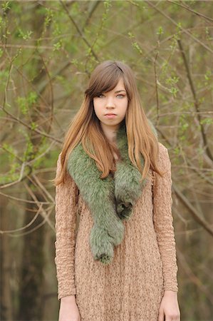 simsearch:649-06400652,k - Teenage girl wearing fur scarf outdoors Stock Photo - Premium Royalty-Free, Code: 6122-07707381