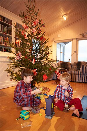 simsearch:6122-07707398,k - Boys playing under Christmas tree Photographie de stock - Premium Libres de Droits, Code: 6122-07707390