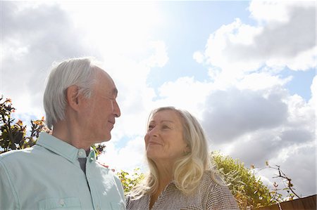 simsearch:649-06164557,k - Older couple standing outside together Fotografie stock - Premium Royalty-Free, Codice: 6122-07707302