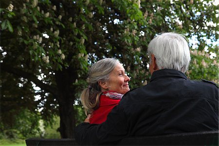 simsearch:6122-07697023,k - Older couple sitting on park bench Stock Photo - Premium Royalty-Free, Code: 6122-07707316