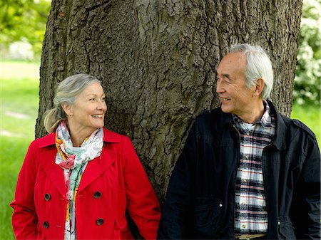 Older couple walking together in park Foto de stock - Sin royalties Premium, Código: 6122-07707323
