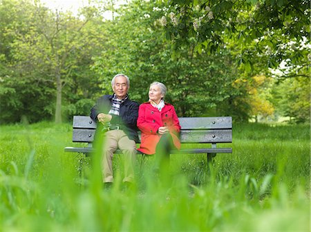 Older couple sitting on park bench Foto de stock - Sin royalties Premium, Código: 6122-07707324