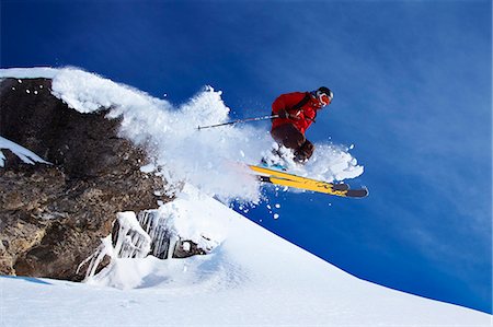 skifahren - Skier jumping on snowy slope Photographie de stock - Premium Libres de Droits, Code: 6122-07707441